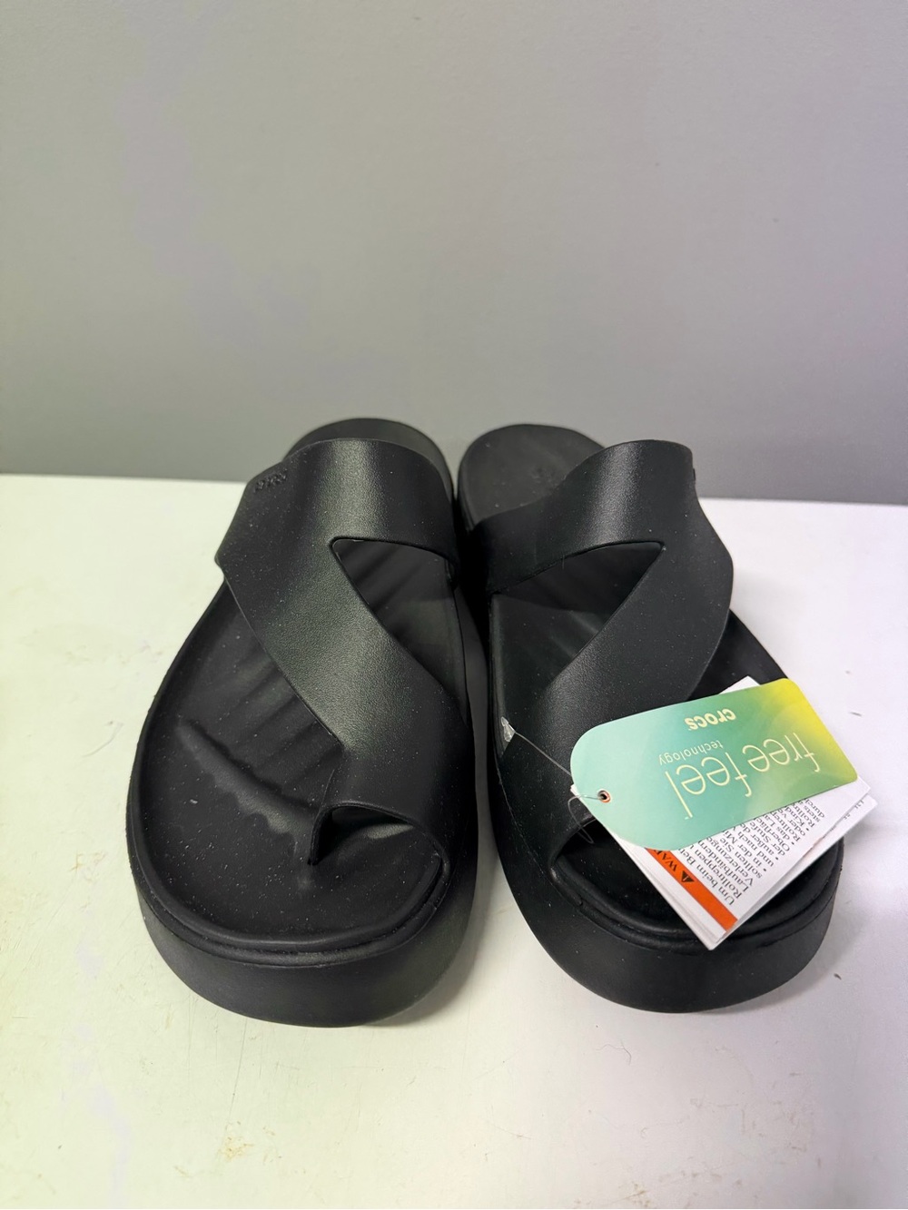 CROCS Women's Black Freefeel Cross-Strap Slide Sandals